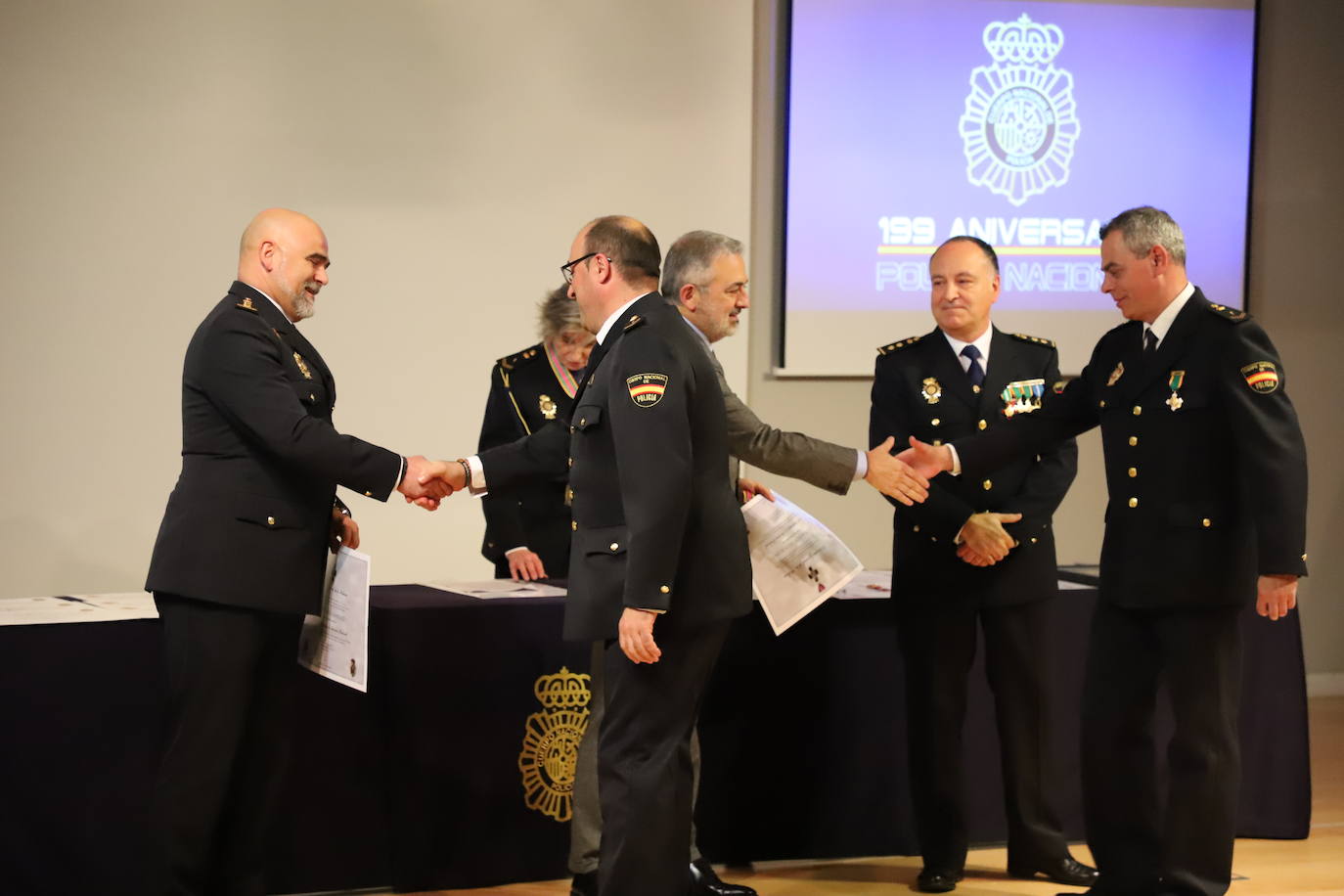 Acto del 199 aniversario del Cuerpo Nacional de Policial donde se ha reconocido a policías jubilados por sus servicios prestados y se ha condecorado a agentes con la medalla a la Dedicación al Servicio Policial