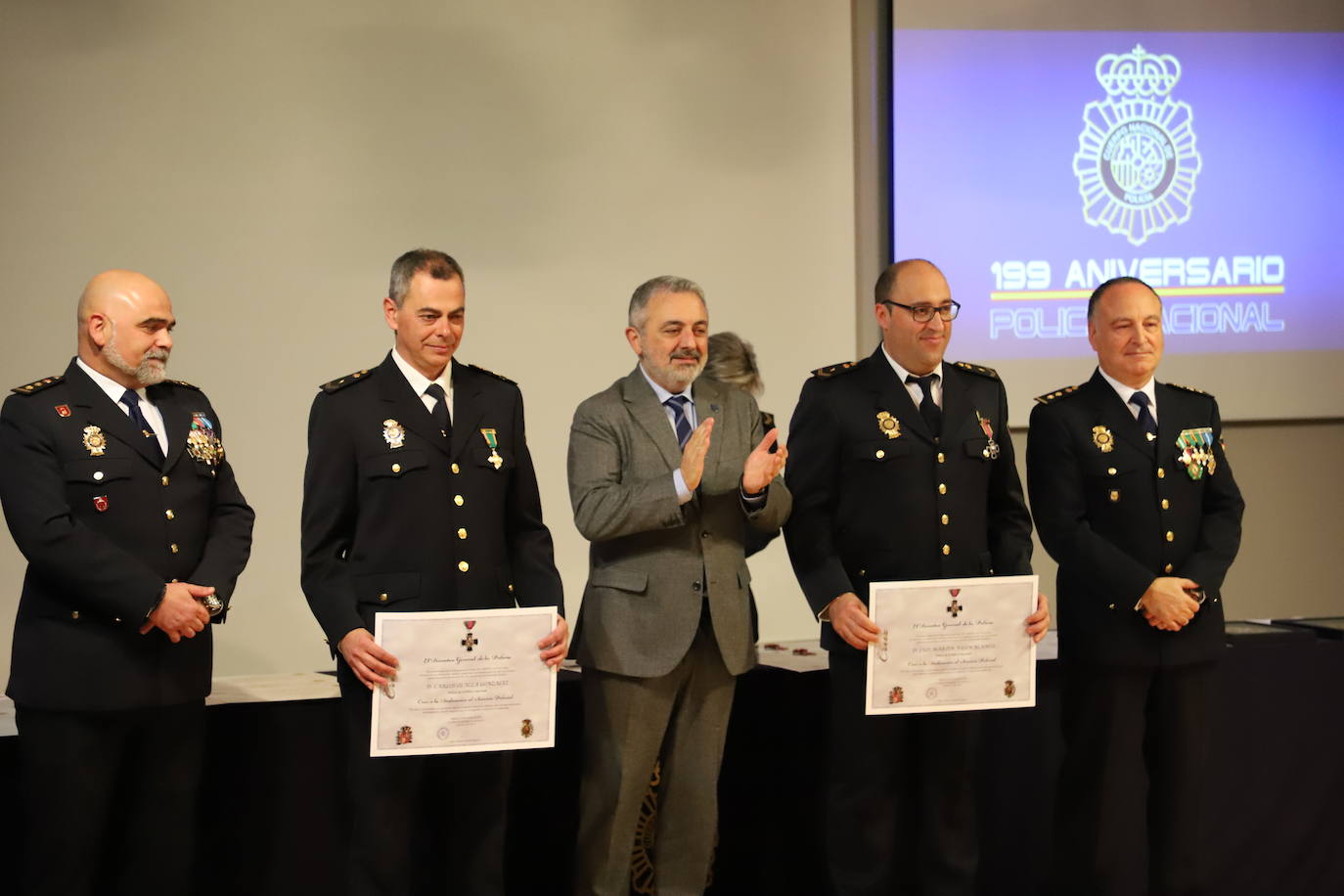 Acto del 199 aniversario del Cuerpo Nacional de Policial donde se ha reconocido a policías jubilados por sus servicios prestados y se ha condecorado a agentes con la medalla a la Dedicación al Servicio Policial