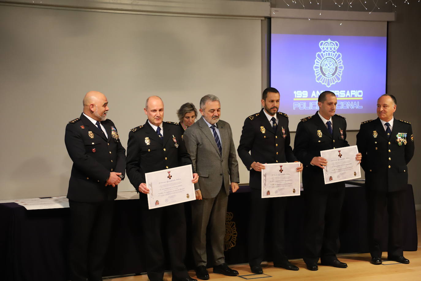 Acto del 199 aniversario del Cuerpo Nacional de Policial donde se ha reconocido a policías jubilados por sus servicios prestados y se ha condecorado a agentes con la medalla a la Dedicación al Servicio Policial