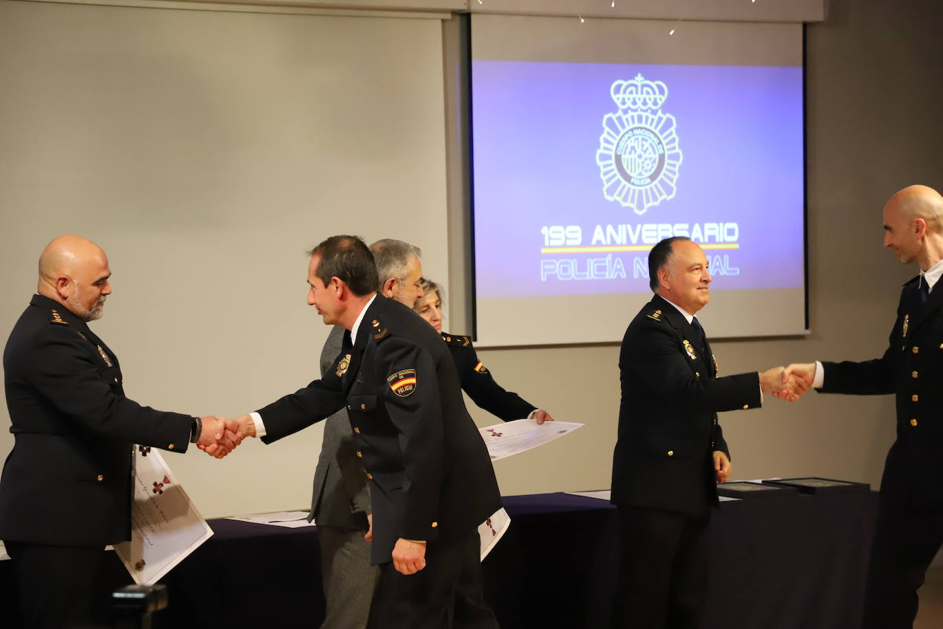 Acto del 199 aniversario del Cuerpo Nacional de Policial donde se ha reconocido a policías jubilados por sus servicios prestados y se ha condecorado a agentes con la medalla a la Dedicación al Servicio Policial