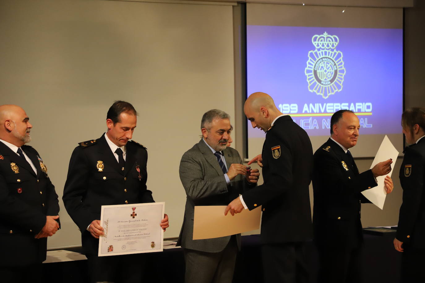 Acto del 199 aniversario del Cuerpo Nacional de Policial donde se ha reconocido a policías jubilados por sus servicios prestados y se ha condecorado a agentes con la medalla a la Dedicación al Servicio Policial