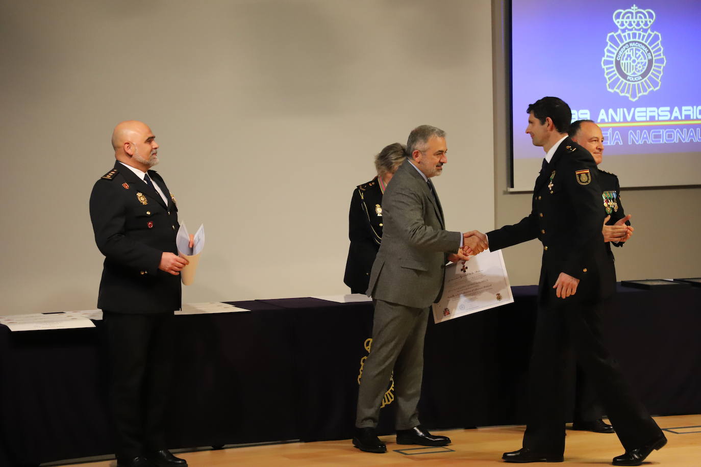 Acto del 199 aniversario del Cuerpo Nacional de Policial donde se ha reconocido a policías jubilados por sus servicios prestados y se ha condecorado a agentes con la medalla a la Dedicación al Servicio Policial