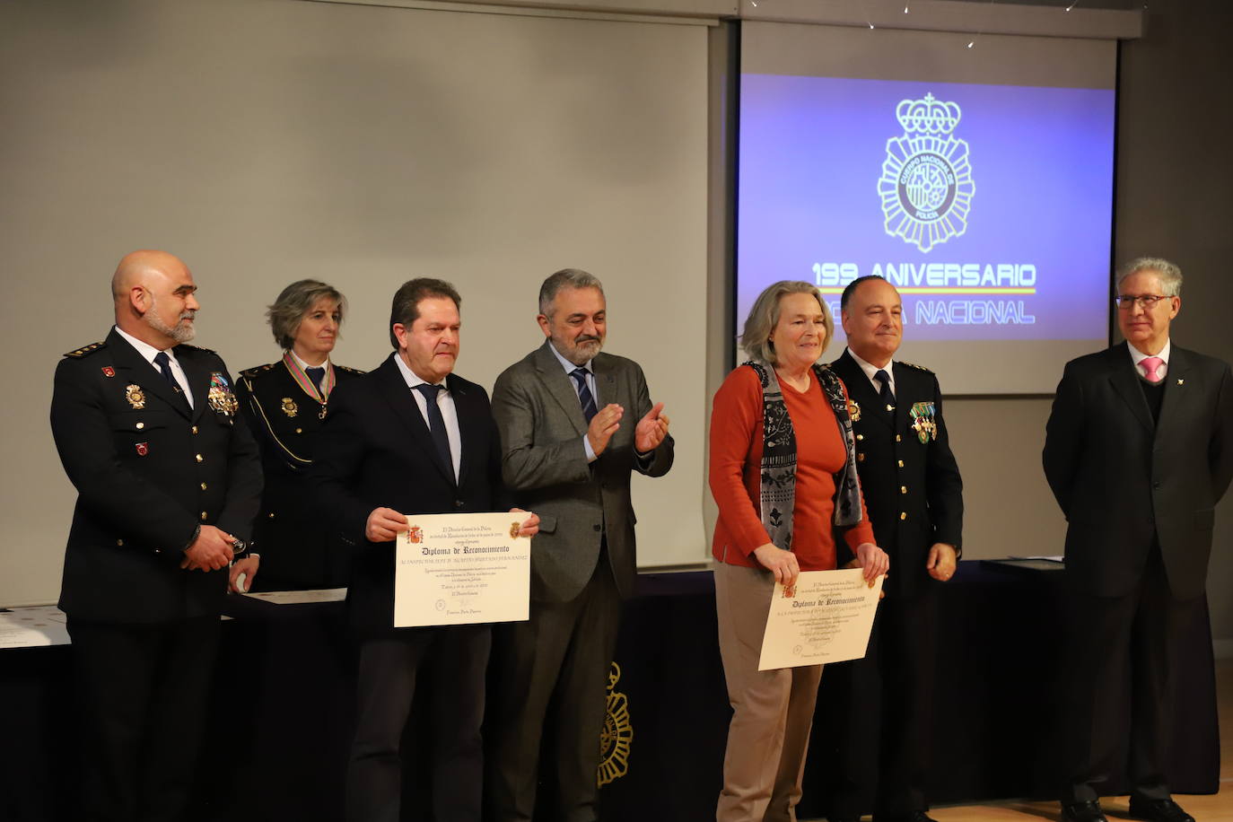 Acto del 199 aniversario del Cuerpo Nacional de Policial donde se ha reconocido a policías jubilados por sus servicios prestados y se ha condecorado a agentes con la medalla a la Dedicación al Servicio Policial