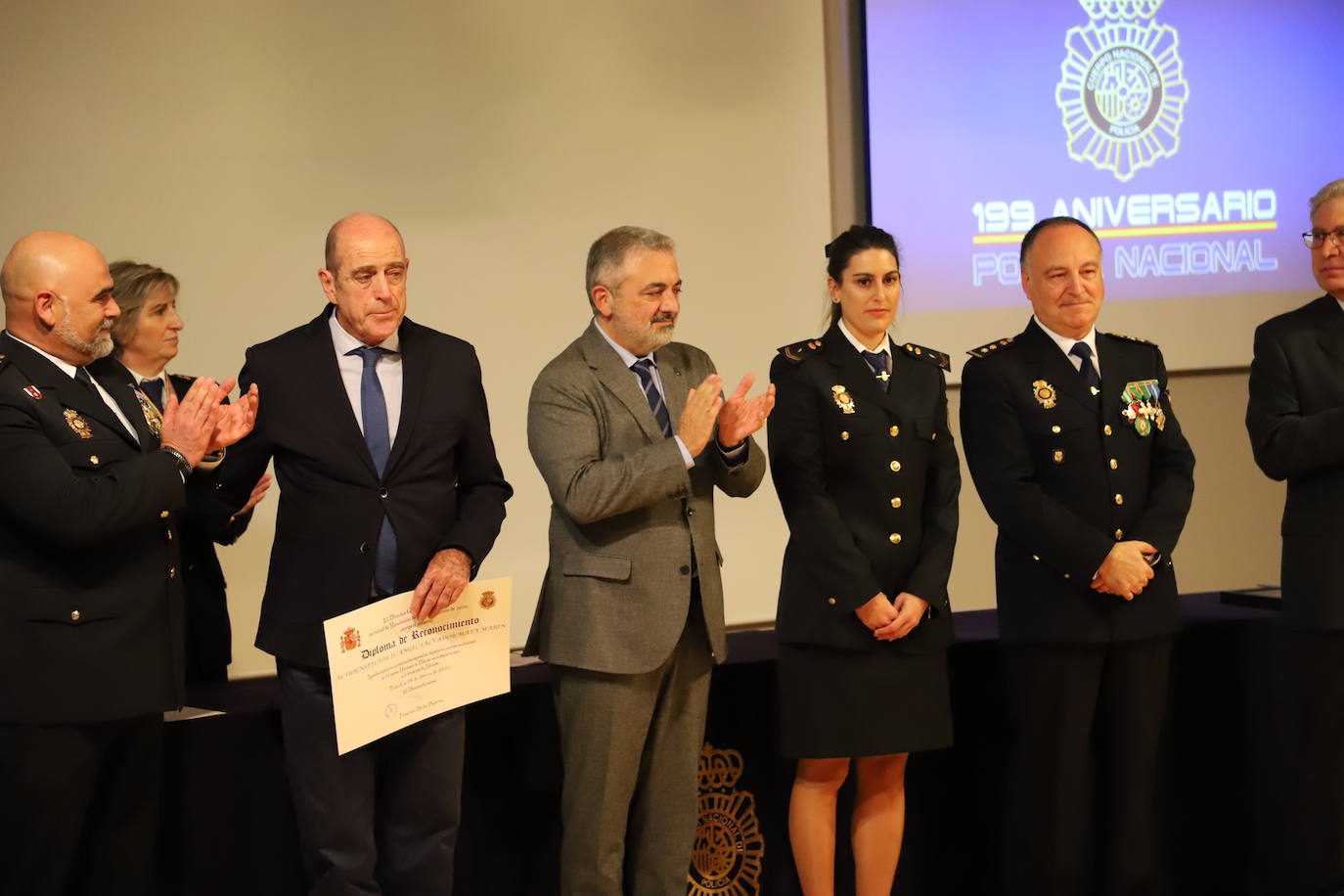 Acto del 199 aniversario del Cuerpo Nacional de Policial donde se ha reconocido a policías jubilados por sus servicios prestados y se ha condecorado a agentes con la medalla a la Dedicación al Servicio Policial