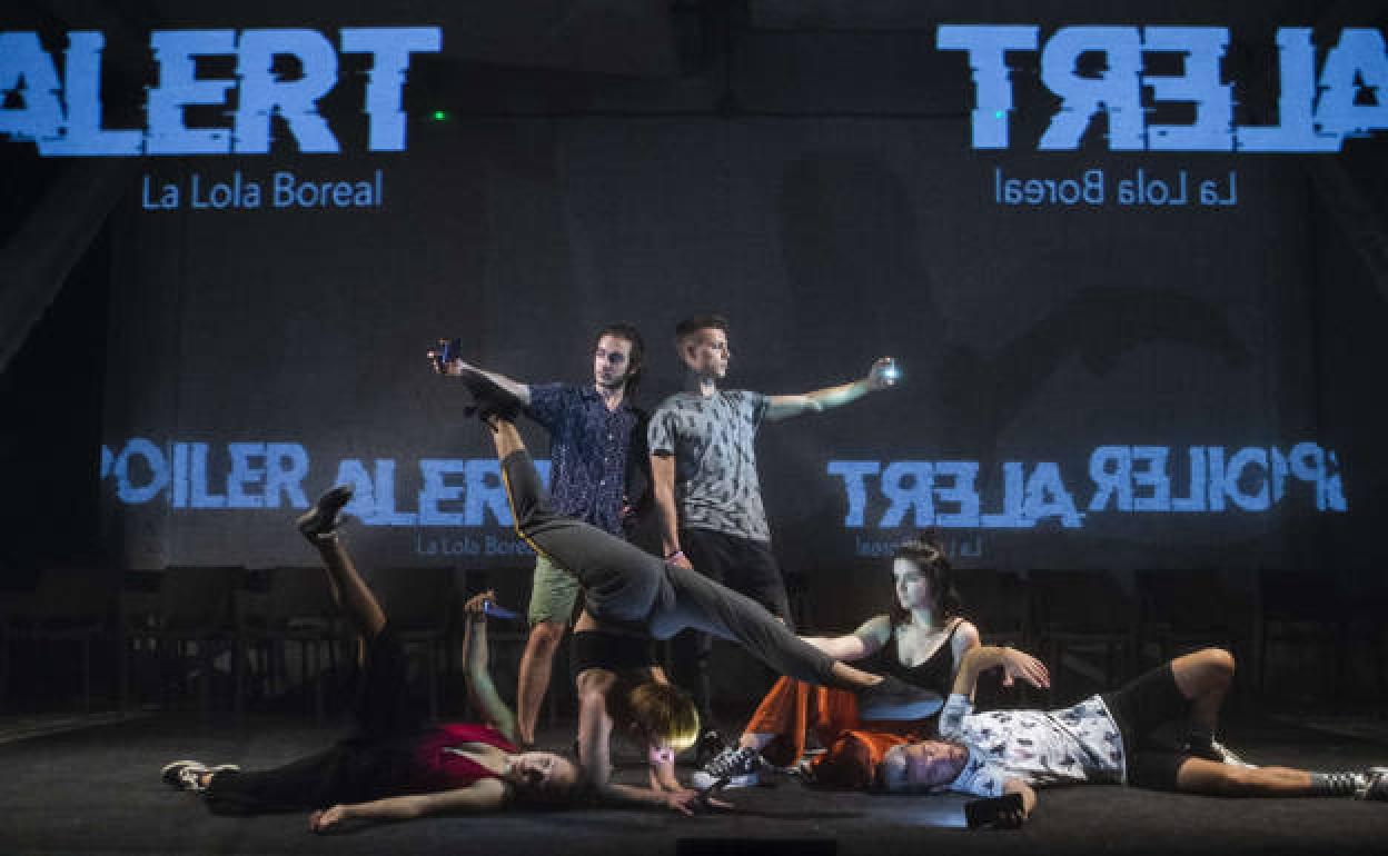 Escena de 'Spoiler Alert' (No somos unas youtubers cualquiera). 