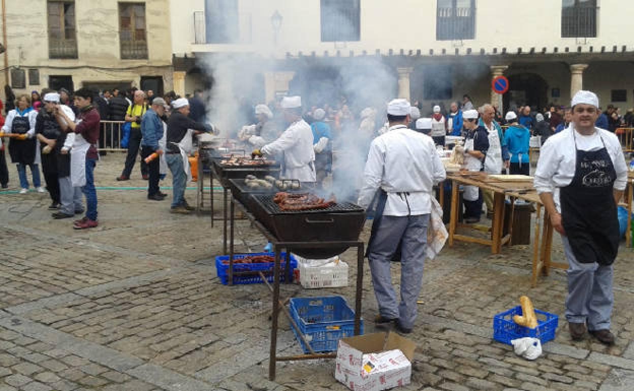 Parrilladas de carne, en una edición anterior de la Fiesta de la Matanza en Covarrubias. 