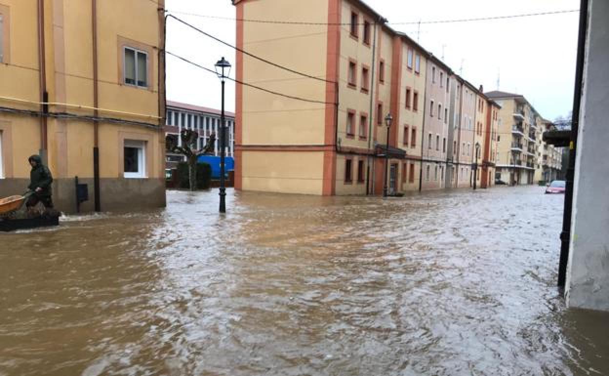 Una de las calles de Villarcayo tras la avenida del río. 