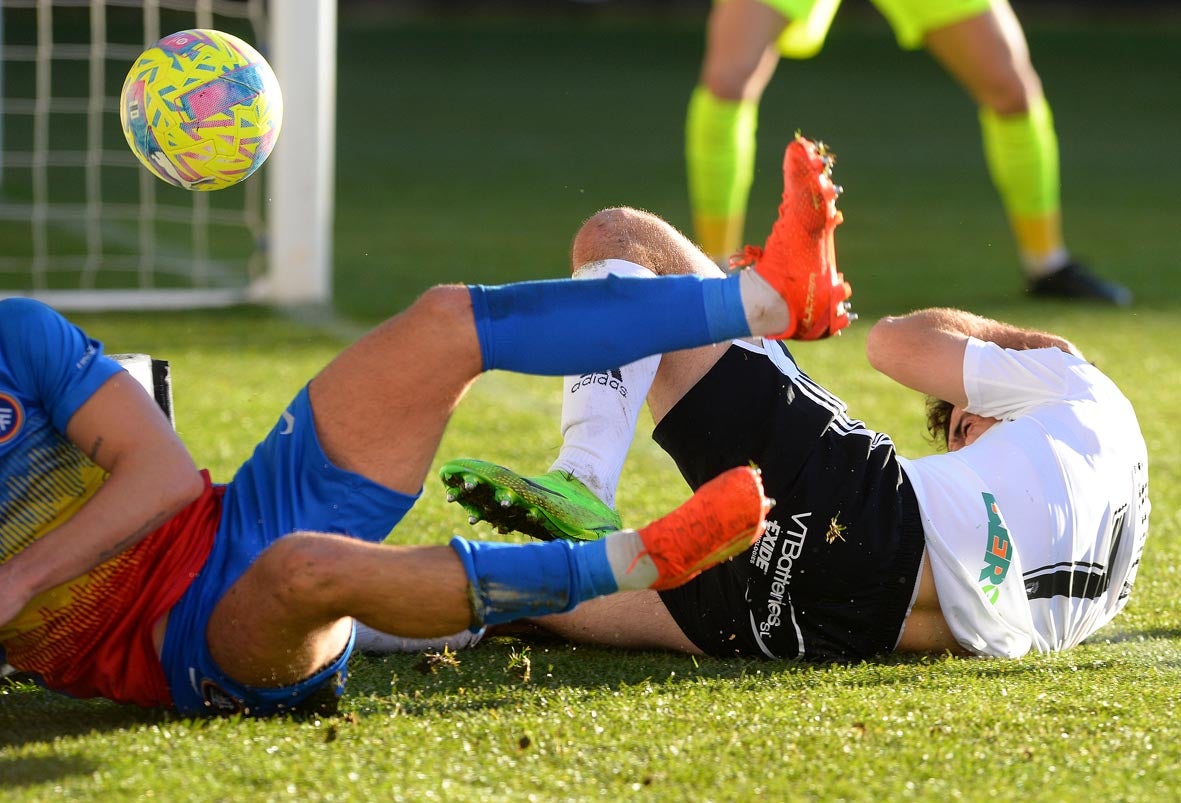 Fotos: El Burgos CF recupera la senda de la victoria