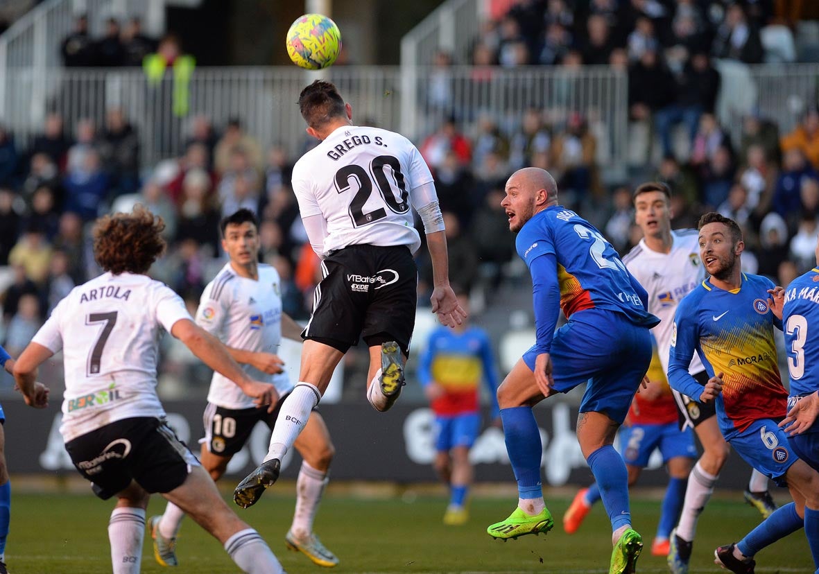 Fotos: El Burgos CF recupera la senda de la victoria