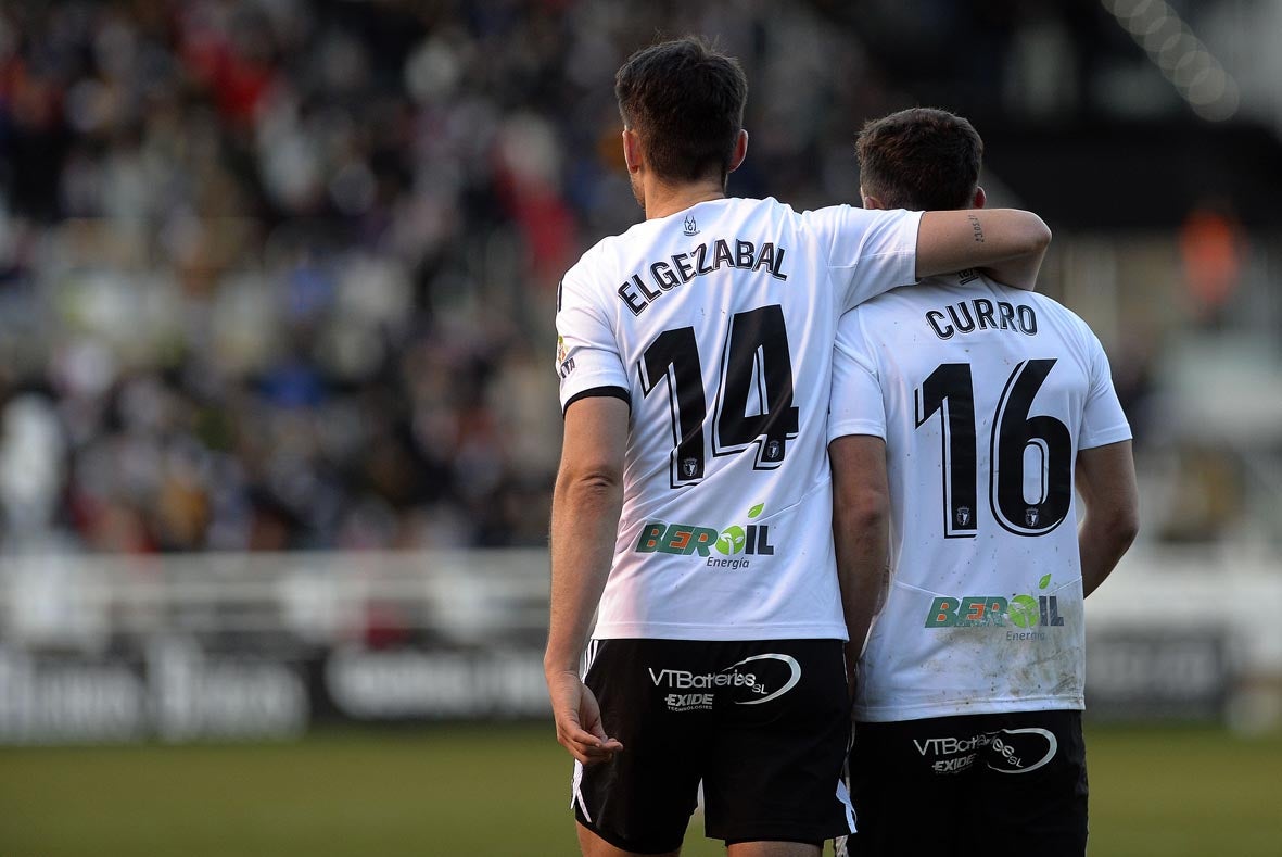 Fotos: El Burgos CF recupera la senda de la victoria