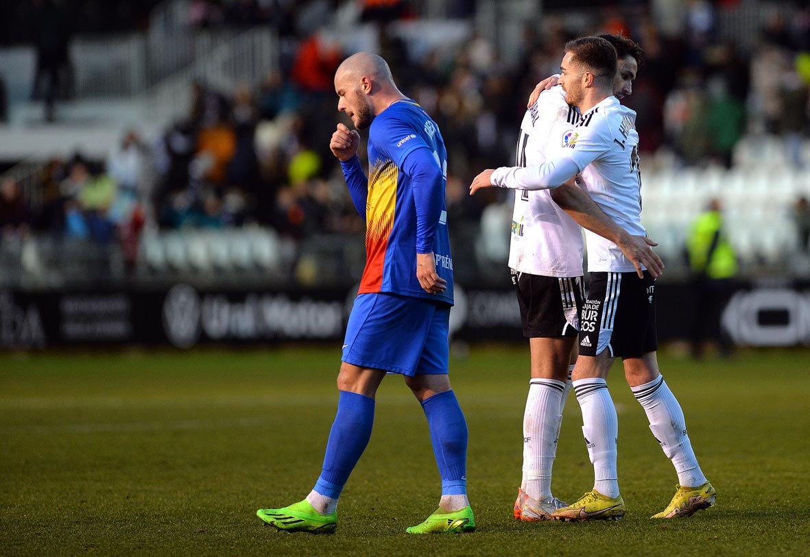 Fotos: El Burgos CF recupera la senda de la victoria