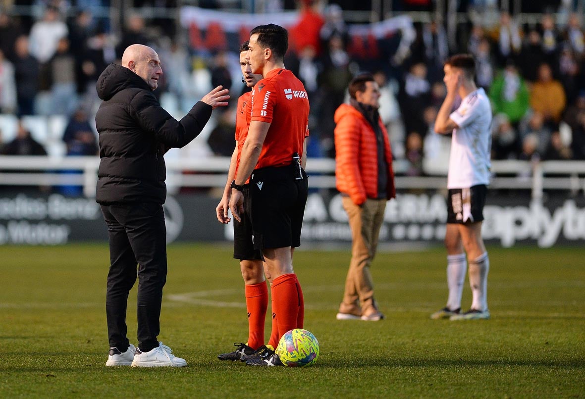 Fotos: El Burgos CF recupera la senda de la victoria