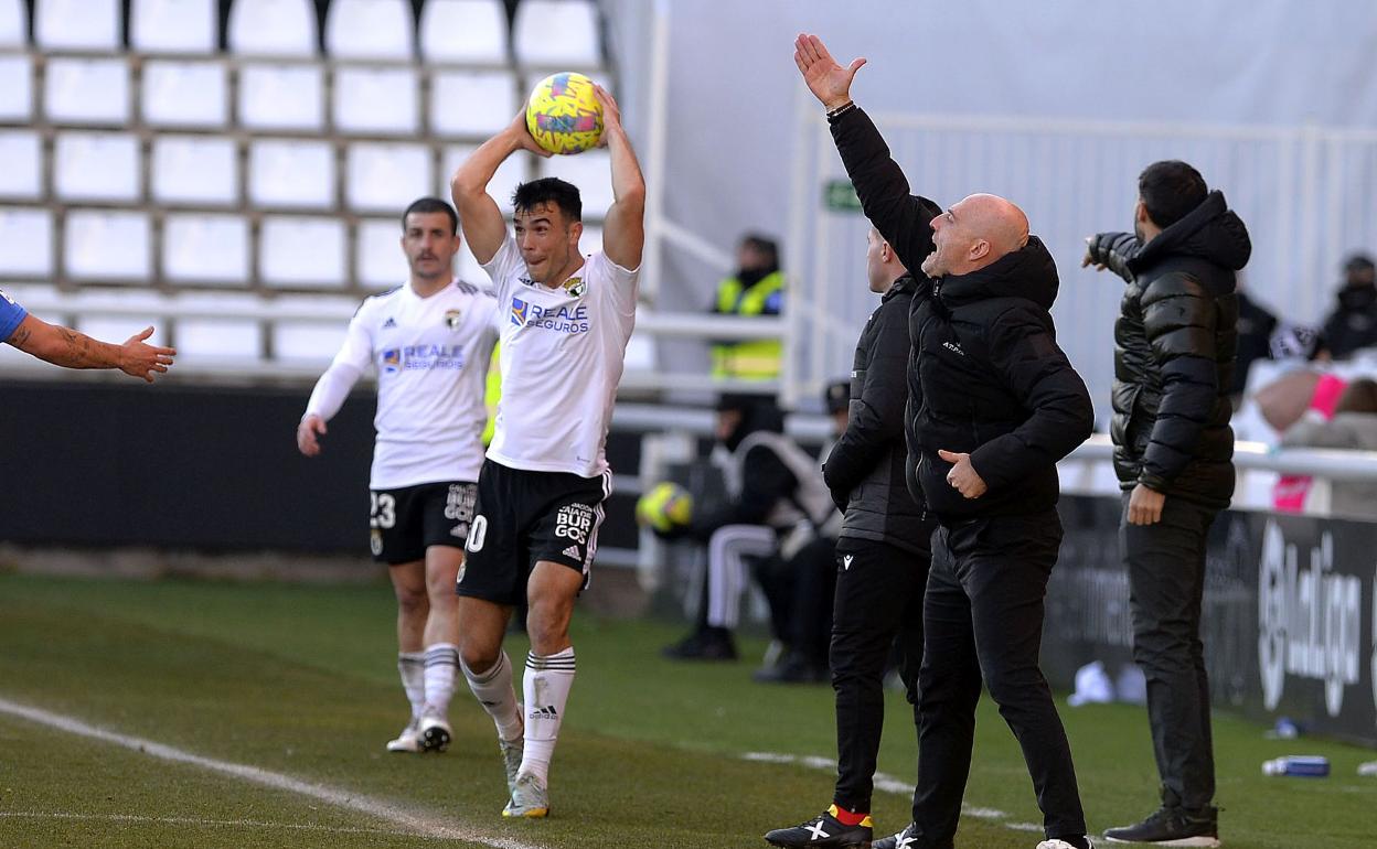 Julián Calero, dando instrucciones desde la banda. 