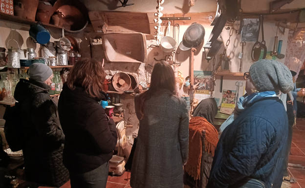 Imagen secundaria 1 - Arriba Torreón de Haza; abajo, a la izquierda, Museo Etnógrafíco de Otones de Benjumea y la derecha Museo de la Fiesta Barroca de Lerma. 