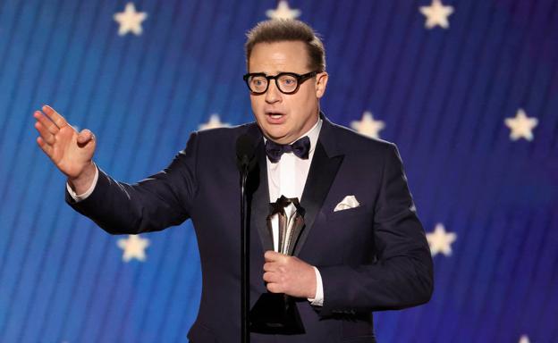 Brendan Fraser con el premio al mejor actor de los Critics Choice Award.