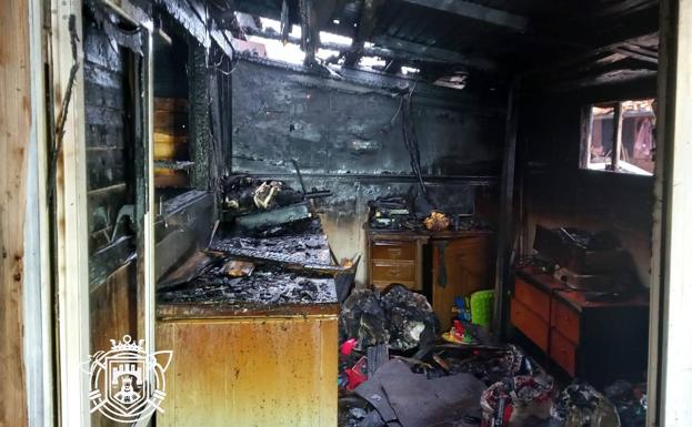 El fuego calcina una vivienda en el poblado de El Encuentro