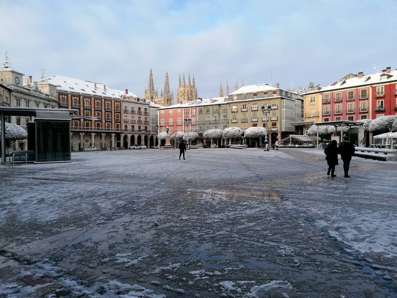 La plaza Mayor también presentaba muchos tramos de hielo y es peligroso caminar por ella.