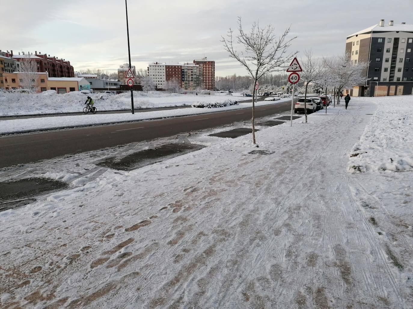 Caminar por las aceras era peligroso en algunas zonas por el hielo.