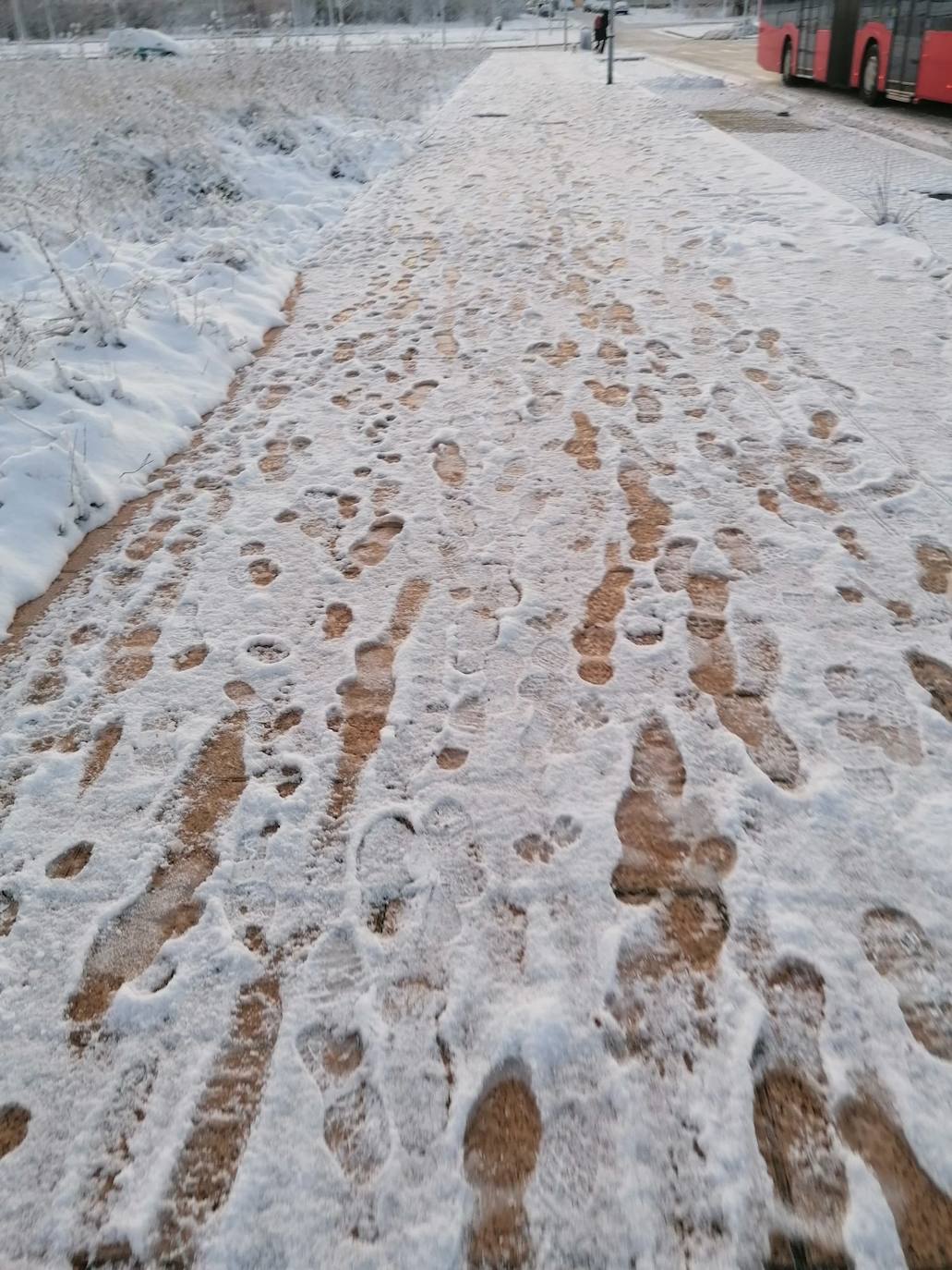 Caminar despacio y mirando hacia el suelo ha sido la tónica habitual en Burgos. 