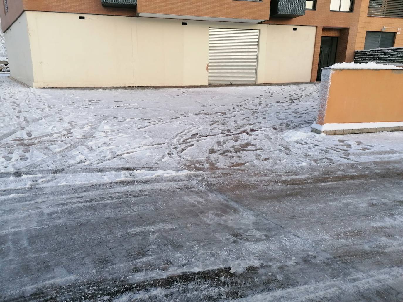 Caminar despacio y mirando hacia el suelo ha sido la tónica habitual en Burgos. 