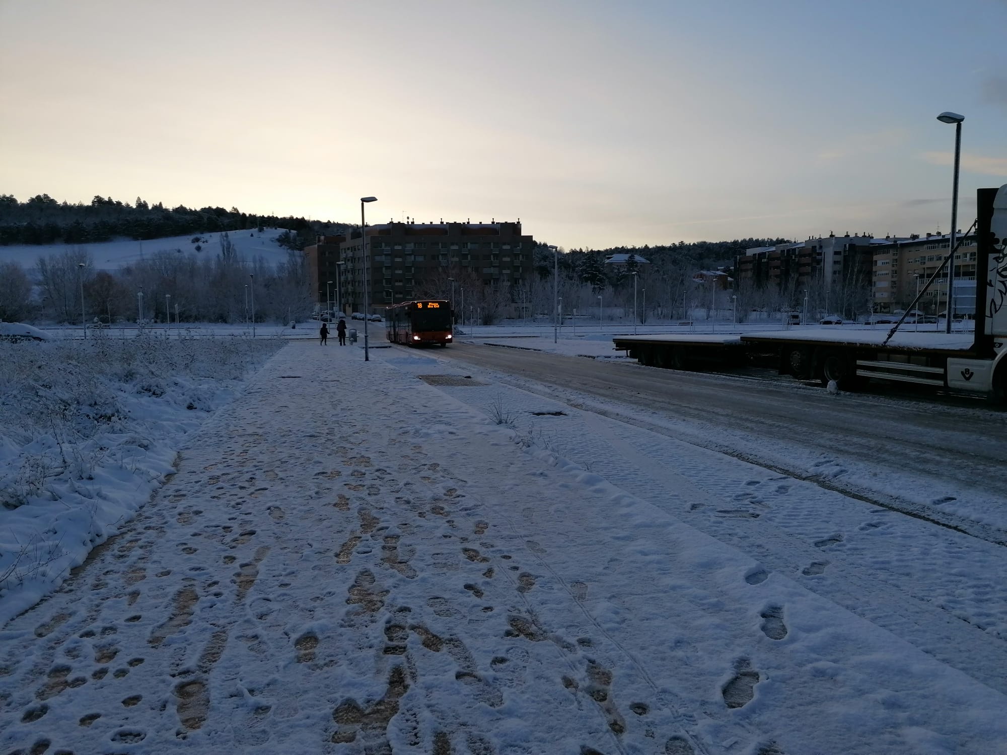 Aceras y calzadas amanecían llenas de hielo, sobre todo en los barrios periféricos de Burgos. 