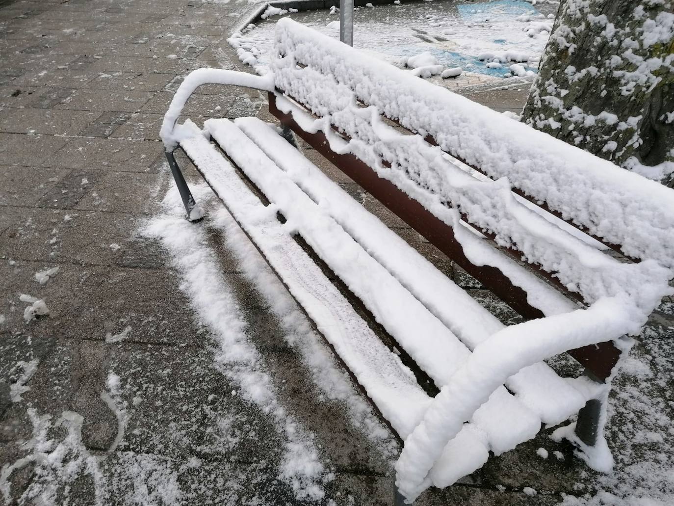 La nieve de la noche se ha mantenido debido a las bajas temperaturas. 