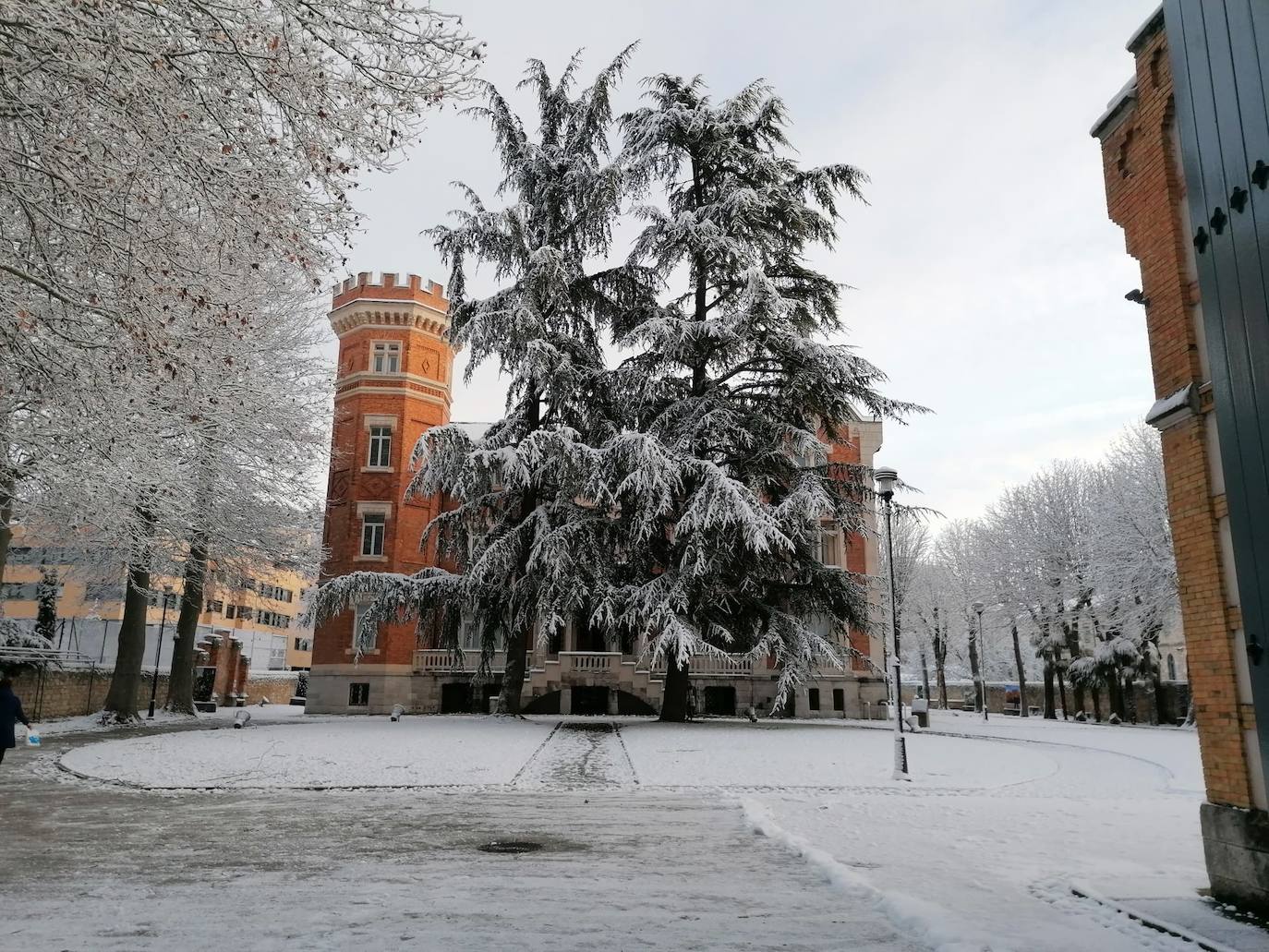 La nieve de la noche se ha mantenido debido a las bajas temperaturas. 