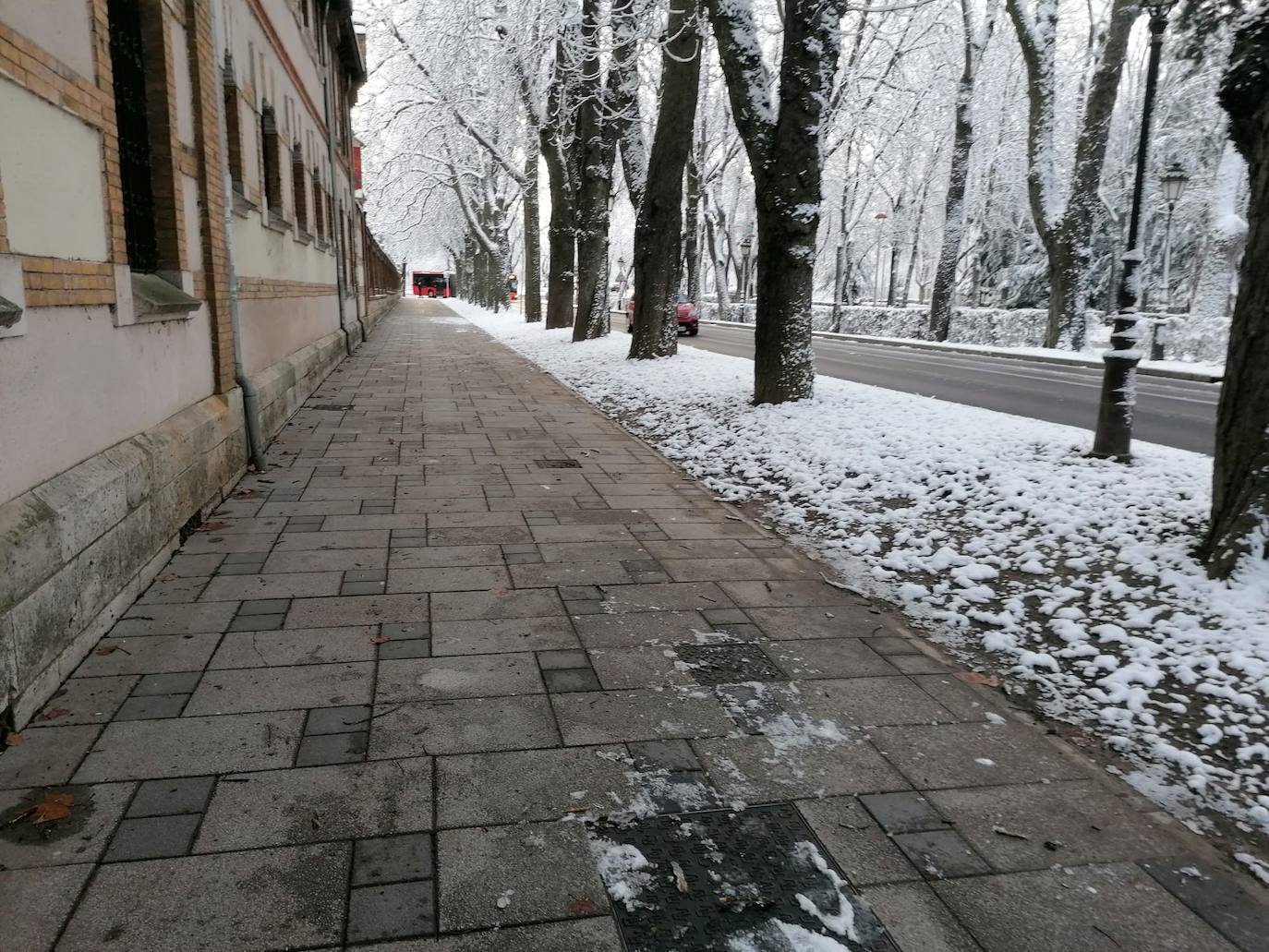 El hielo se ha convertido en un peligro en la mañana en Burgos. 