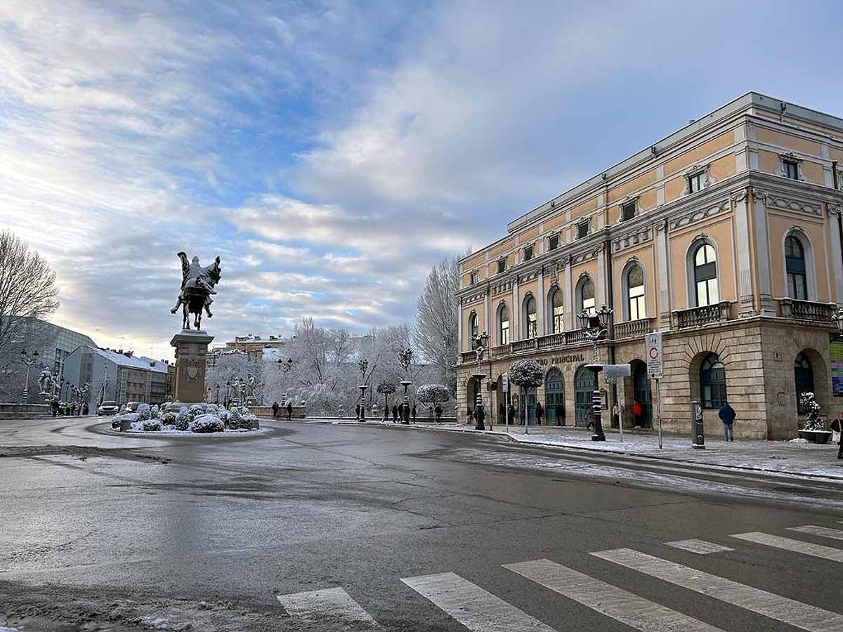 El hielo se ha convertido en un peligro en la mañana en Burgos. 