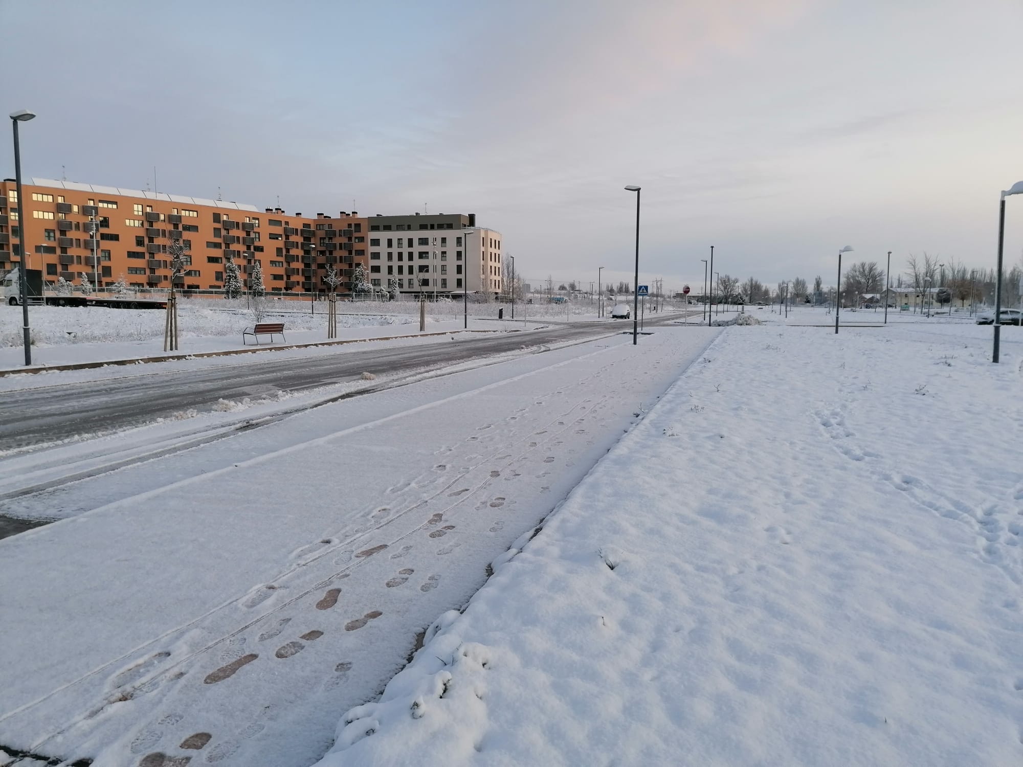 El hielo se ha convertido en un peligro en la mañana en Burgos. 