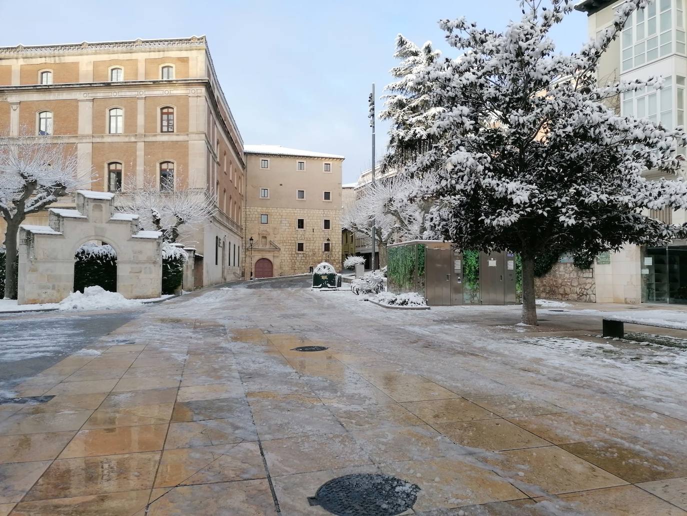 El hielo se ha convertido en un peligro en la mañana en Burgos. 