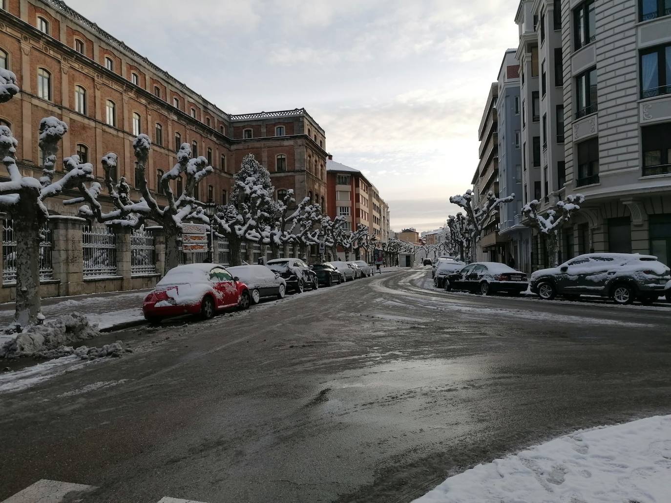 El hielo se ha convertido en un peligro en la mañana en Burgos. 