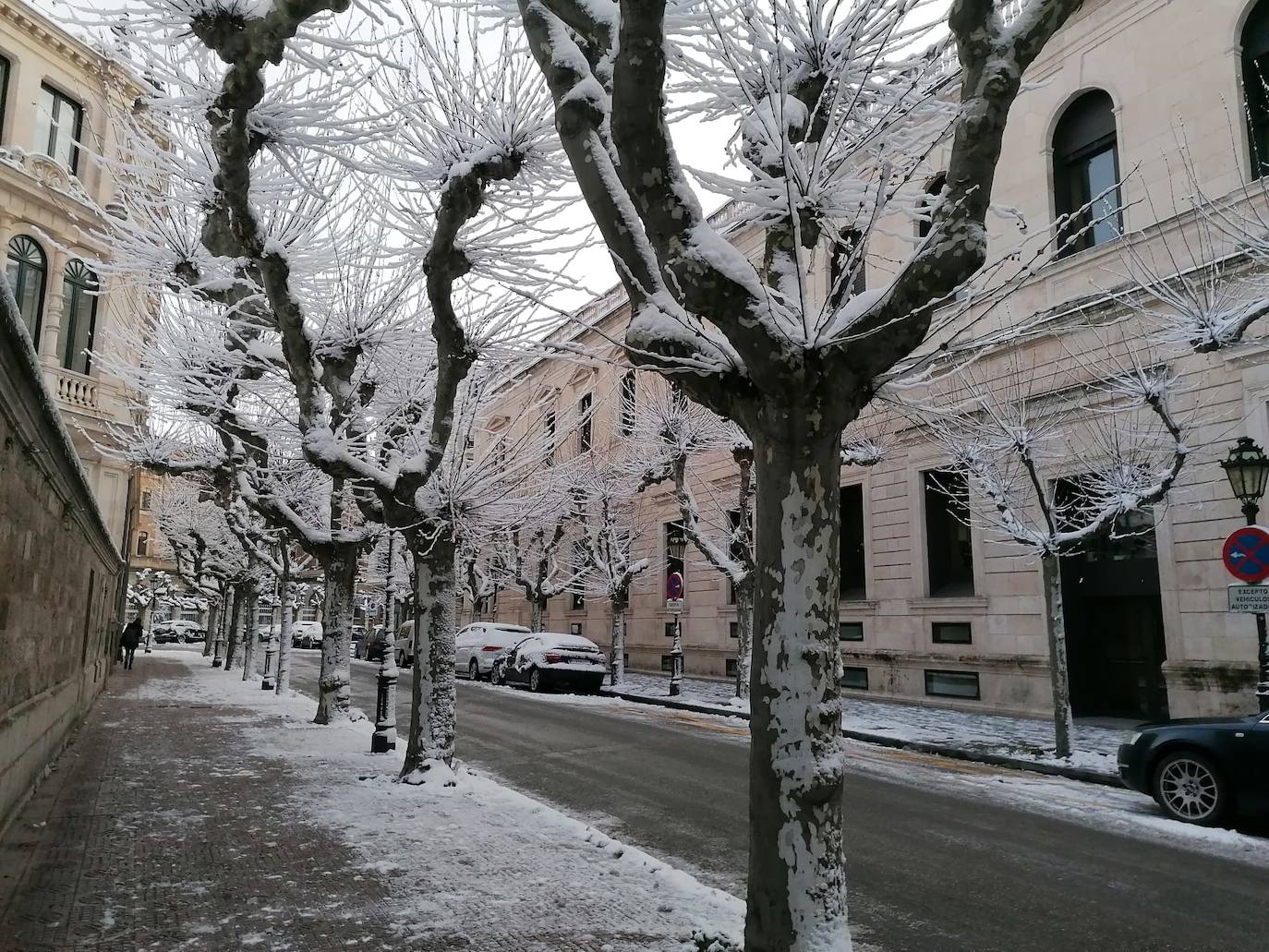 El hielo se ha convertido en un peligro en la mañana en Burgos. 