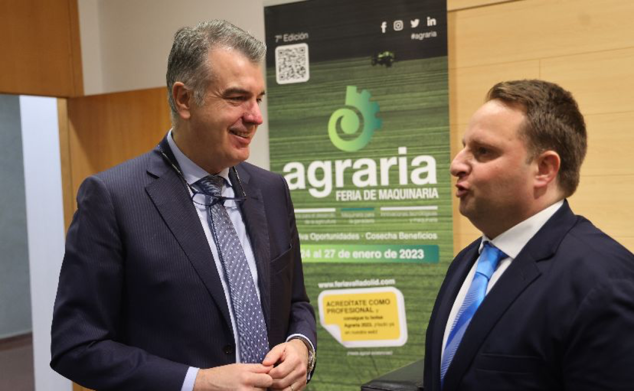 Alberto Alonso, director de Feria de Valladolid e Ignacio Mucientes, decano decano del Colegio Oficial de Ingenieros Agrónomos de Cantabria y Castilla y León, durante la presentación de Agraria. 