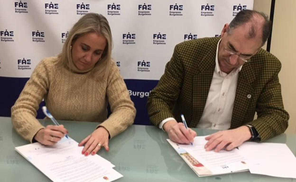 María Isabel Sancho, alcaldesa de Lerma, y Miguel Ángel Benavente, presidente de FAE Burgos, en la firma del convenio. 