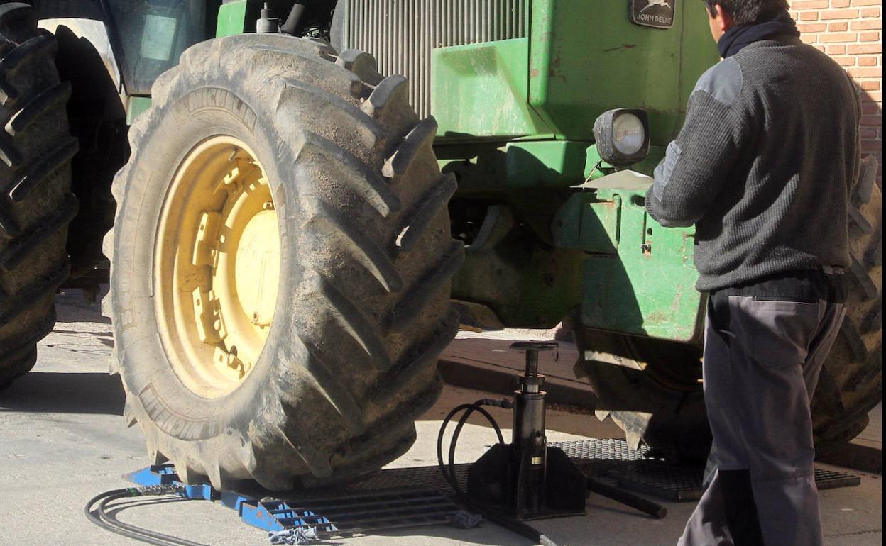 Un tractor preparado para someterse a una de las pruebas de la ITV. 