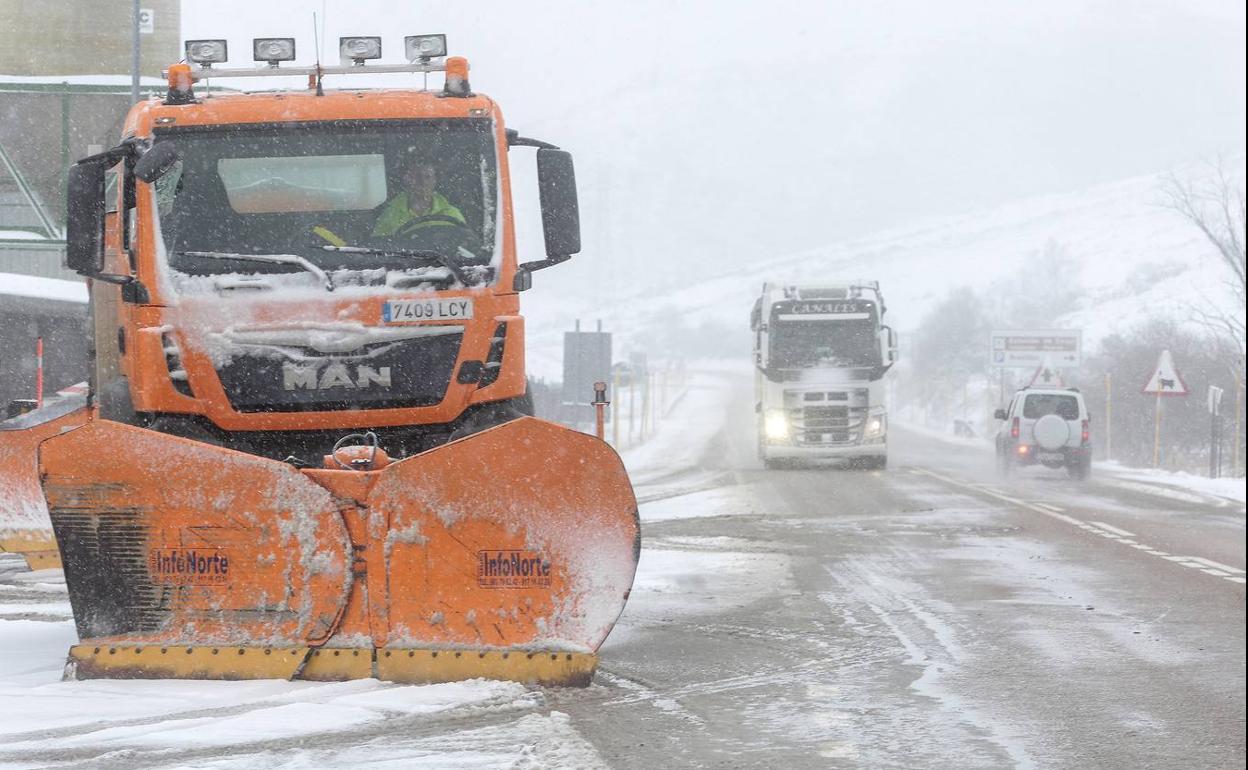 Una quitanieves trabajando en una carretera de Burgos para facilitar la circulación durante el temporal. 