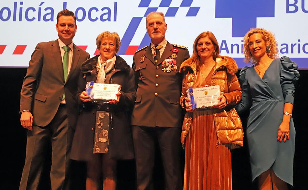 La Policía Local ha reconocido a sus dos primeras mujeres agentes, Concepción Martínez y María del Mar Báscones.
