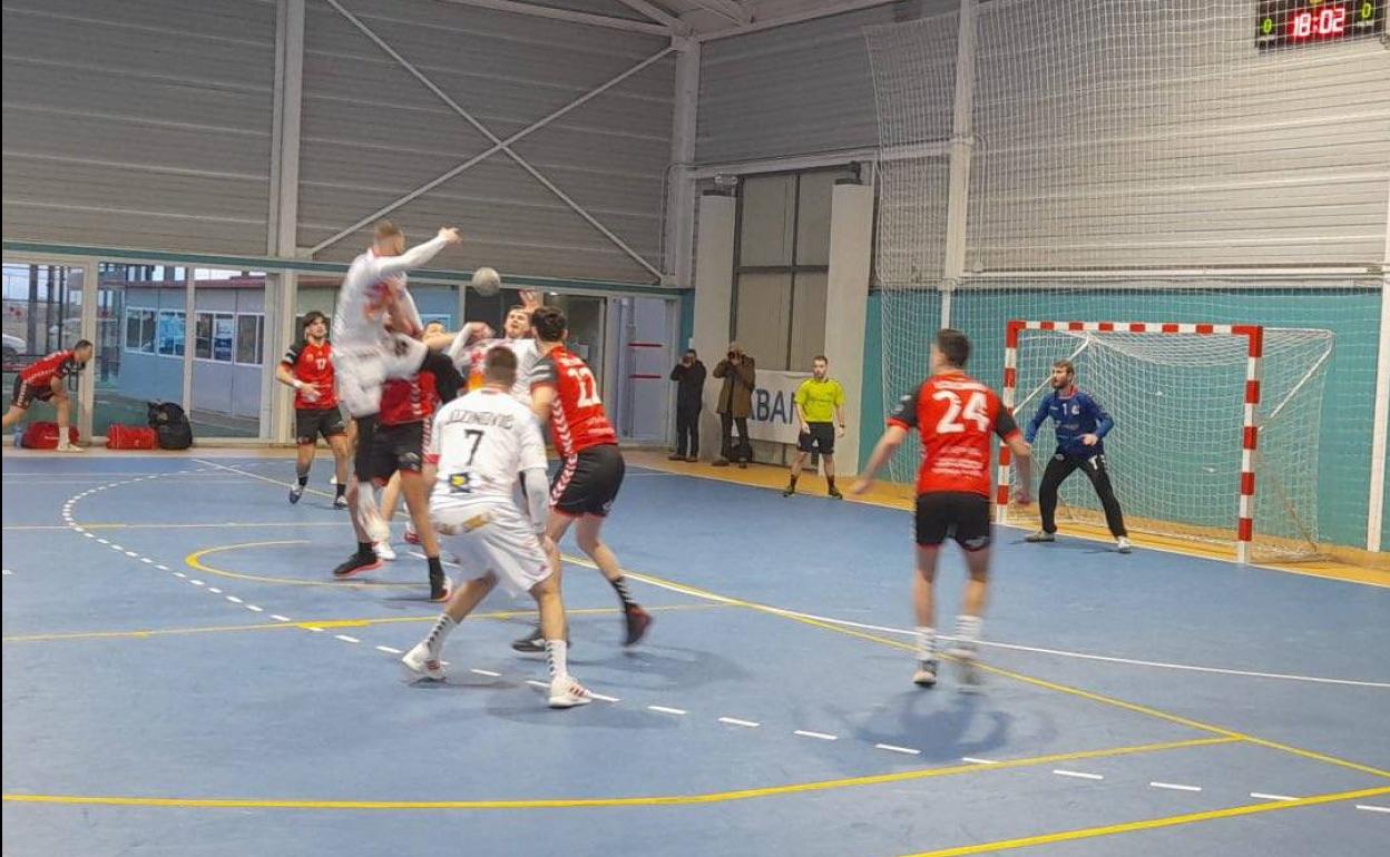 La defensa burgalesa trata de frenar un pase filtrado por el jugador de Ademar