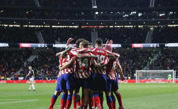 Los jugadores del Atlético, en piña celebrando el primer gol