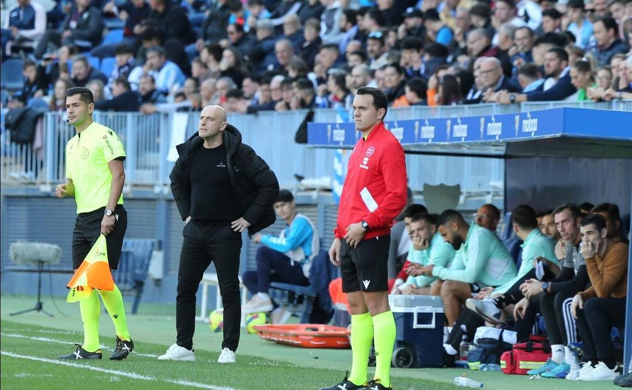 Calero observa el partido de este sábado entre el Málaga CF y el Burgos CF en La Rosaleda