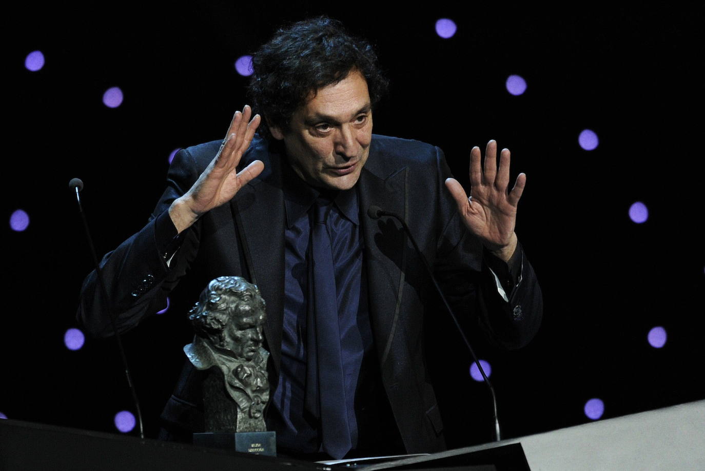 Agustí Villaronga, con su Premio Goya a mejor director en 2011, por 'Pa negre'.