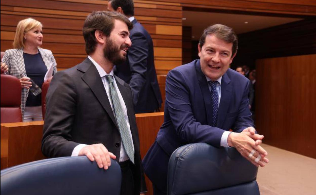 Juan García Gallardo y Alfonso Fernández Mañueco, en un pleno de las Cortes anterior.