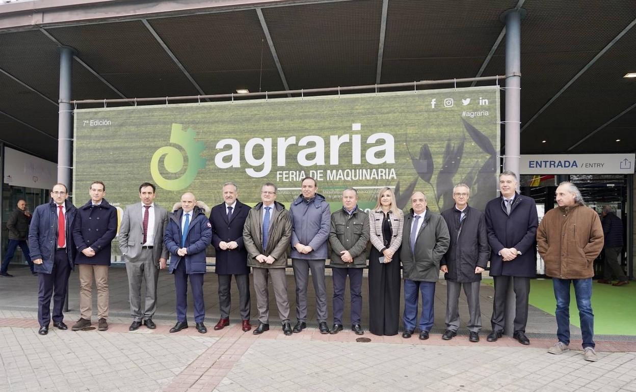 El consejero junto a representantes de otras instituciones y del sector agrario, durante la inauguración de la feria. 