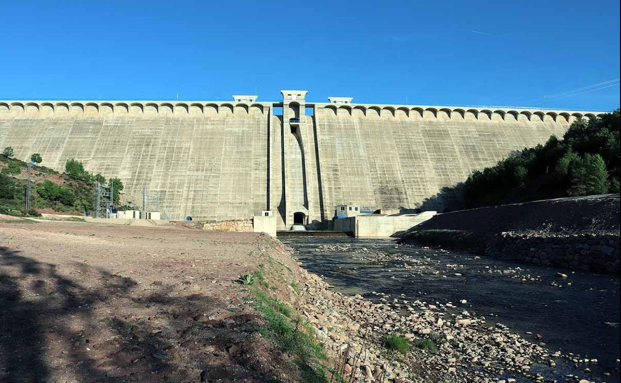 Presa de Castrovido desde el lado contrario al embalse. 