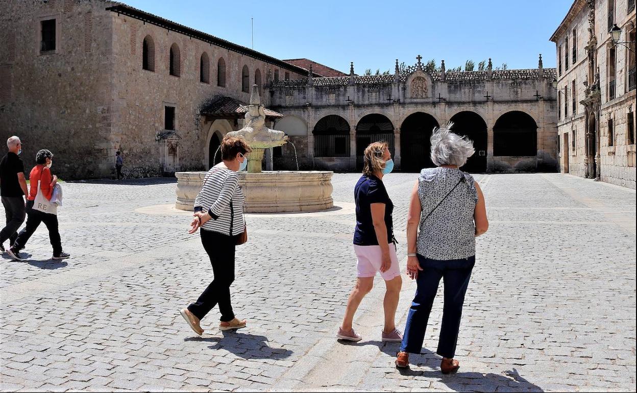 Un grupo de turistas visita el monasterio de Las Huelgas, en Burgos, cuando las restricciones por la covid-19 seguían vigentes. 