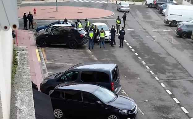 Varios policías en la calle posterior al portal del detenido en Miranda de Ebro por el envío de las cartas bomba. 