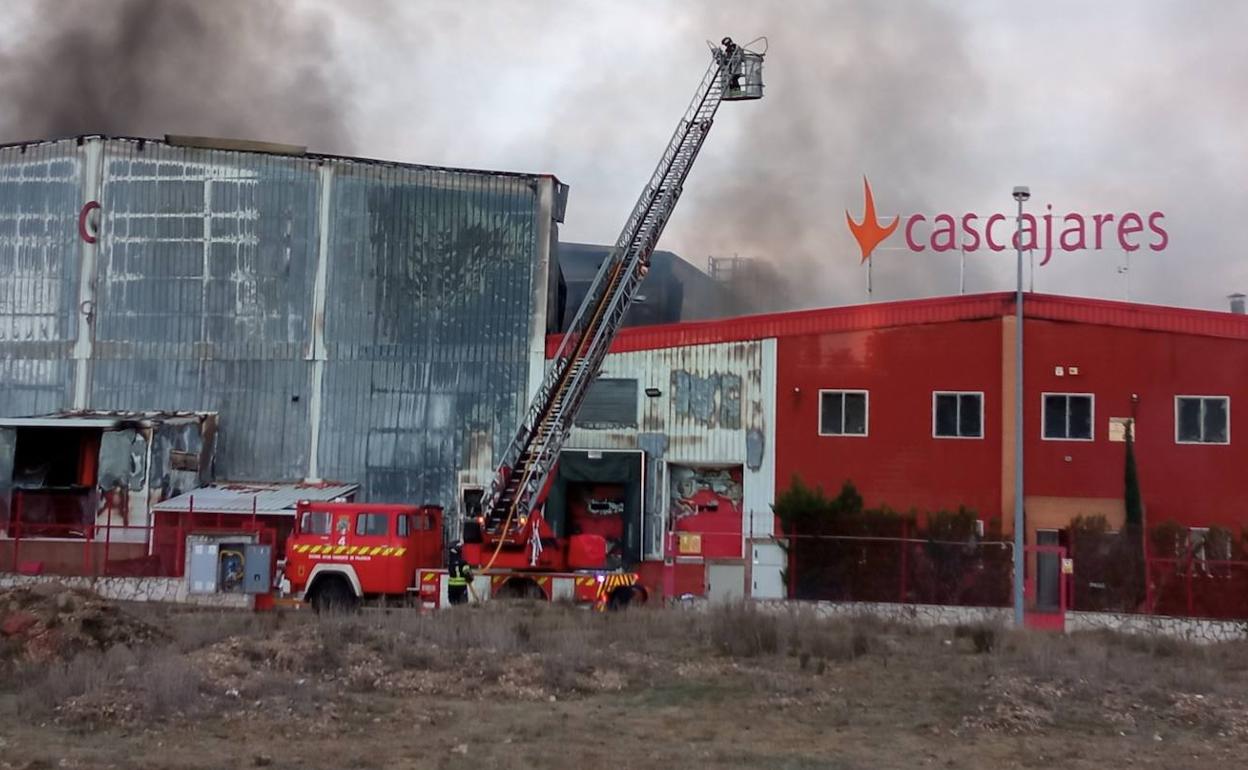 Los bomberos trabajan en el lugar del incendio.