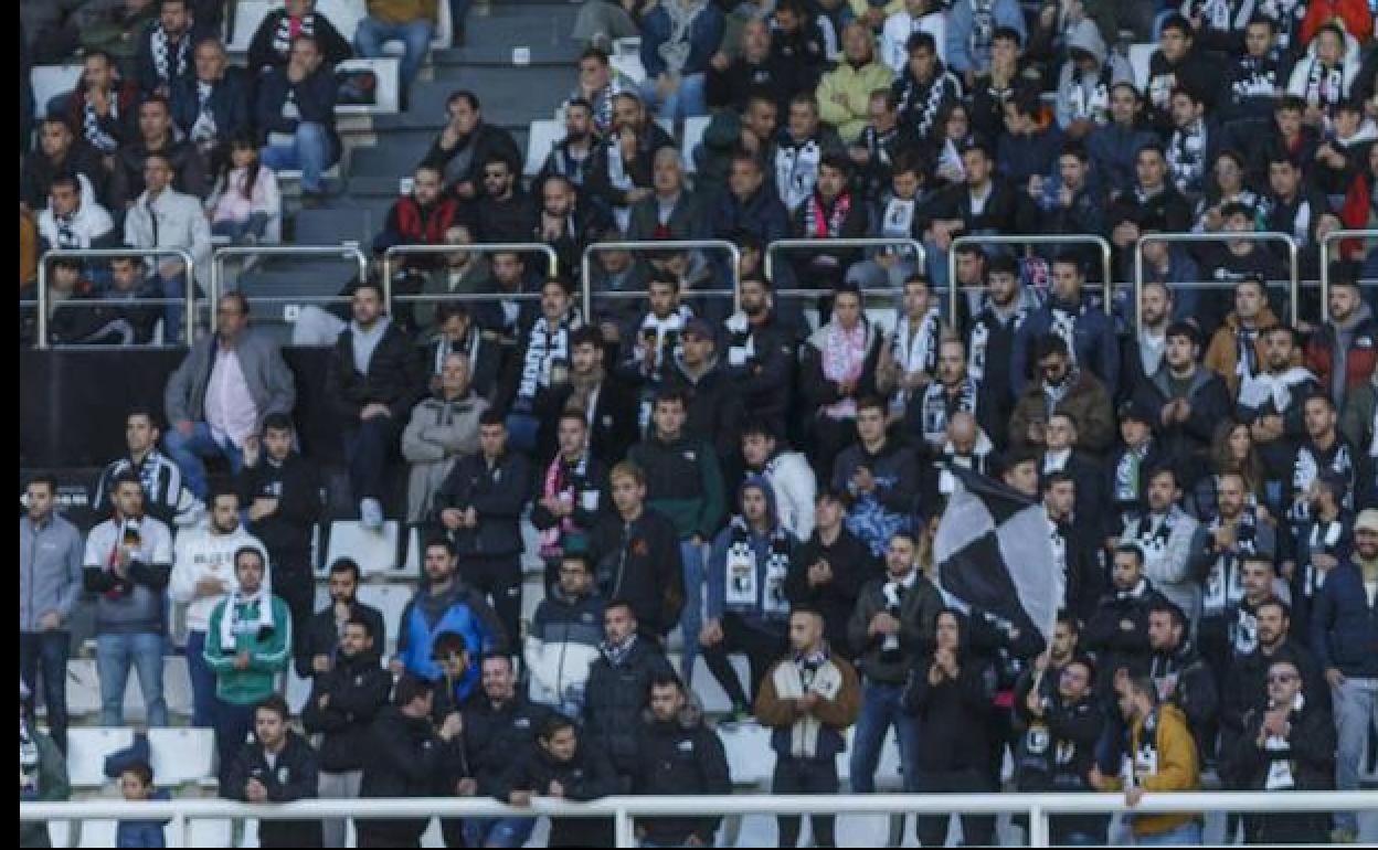 La afición del Burgos CF en la grada de El Plantío.
