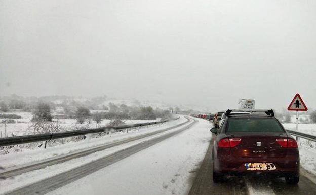 La nieve afecta a la circulación en el norte de Burgos, con puertos cerrados y necesidad de cadenas